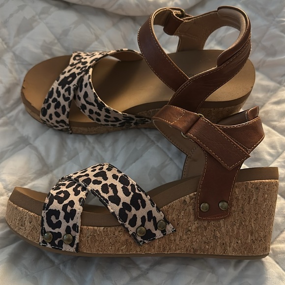 Corkys Leopard Wedge Sandal Size 7 - Picture 5 of 5